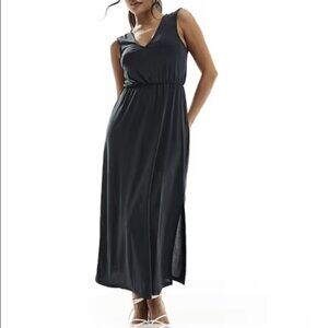 NWT Vila Petite Slinky V Neck Midaxi dress in black SP/4P